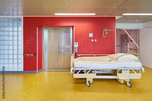 Krankenhaus Mit Flur Und Bett Am Aufzug Einer Station Mit Roter Wand Wall  Mural-upixa