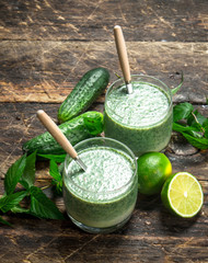 Fresh green smoothie .