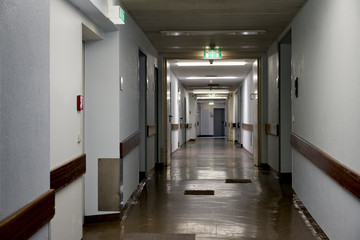 Fototapeta na wymiar Krankenhaus Niemand dunkel Flur