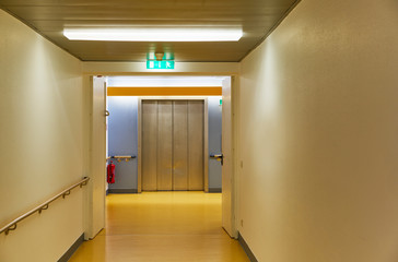 Krankenhaus Aufzug Niemand dunkel