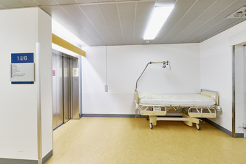 Krankenhaus mit Flur und Bett am Aufzug einer Station Aufzugtür geschlossen