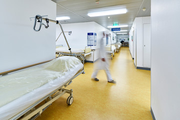 Krankenhaus mit Flur und Betten mit Arzt und Bewegungsunschärfe