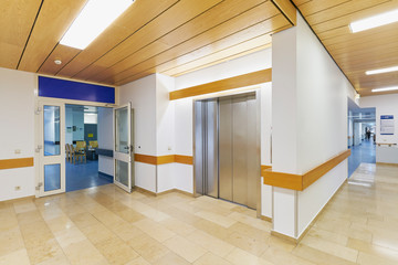 Krankenhaus mit Flur und Bett am Aufzug einer Station Aufzugtür geschlossen Türe offen