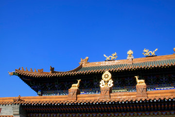 Fototapeta na wymiar Glazed tile roof and Gilding copper Dharma chakra in a temple