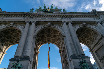 Obraz premium Belgium flag waving from Arcade du Cinquantenaire.