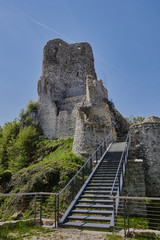 Die Ruine Pfeffingen steht auf dem Grat des Blauen im basellandschaftlichen Pfeffingen in der...