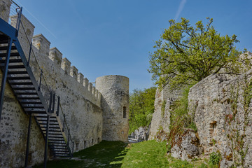 Fototapeta premium Die Ruine Pfeffingen steht auf dem Grat des Blauen im basellandschaftlichen Pfeffingen in der Schweiz.