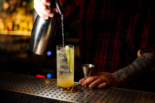 Bartender pouring a soda to a Lynchburg lemonade cocktail from the siphon