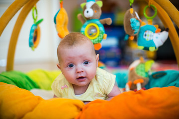 Baby mit Spielzeug