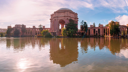 Fototapeta na wymiar Palace of fine arts reflecting in a pond in front of it. San Francisco, California.