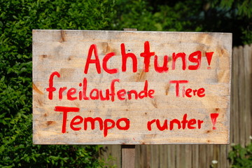 Schild Achtung, freilaufende Tiere