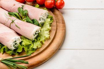 Fette di tacchino ripiene di formaggio  con erbe aromatiche, close-up