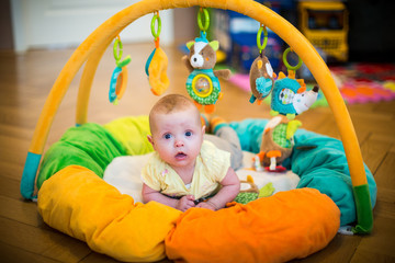 Baby spielt