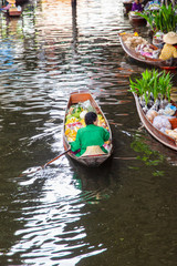 Obraz premium Damnoen Saduak Floating Market near Bangkok in Thailand