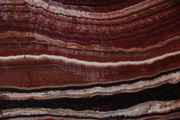 The structure of Onyx, a bright red color with thin veins and waves, is called Onice Fantastico