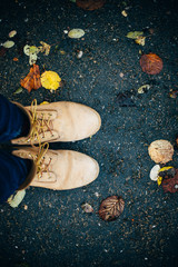 Blick von oben auf Schuhe im Herbstlaub
