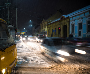 Obraz premium Heavy traffic moving on the road at night