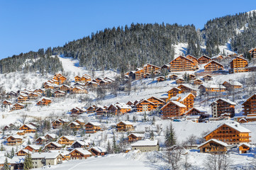 France, Savoie (73), chalets &agrave; Meribel aux pieds des pistes de ski.