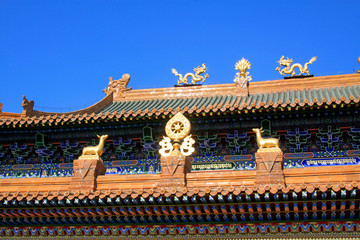 Obraz premium Glazed tile roof and Gilding copper Dharma chakra in a temple