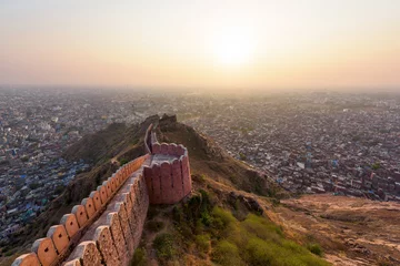 Fototapete Gründungsarbeit Schöne Aussicht auf den Sonnenuntergang vom Nahargarh Fort steht am Rande der Aravalli Hills mit Blick auf die Stadt Jaipur im indischen Bundesstaat Rajasthan, Indien.