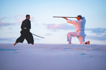 Geconcentreerde mannen, in Japanse kleding, beoefenen vechtsporten