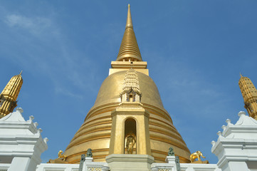 Fototapeta premium King Rama IV statue and golden pagoda, Bowonniwet Vihara temple, Bangkok, Central of Thailand