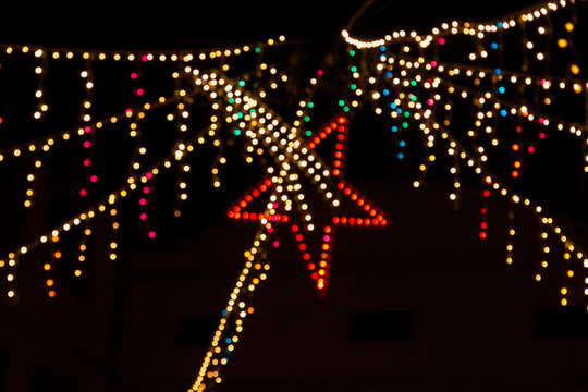 Fondo de Luces de colores borrosas en iluminacion de Navidad con la estrella de Bel&eacute;n en el centro
