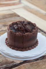 tarta de chocolate en mesa de madera