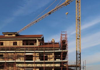 Cantiere edile - gru e ponteggio