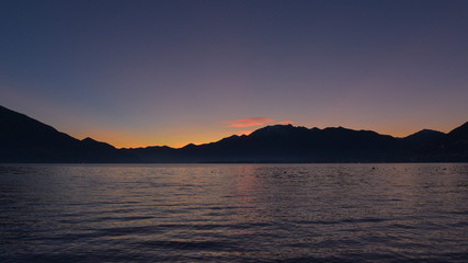 Cielo colorato di violetto, al tramonto, con alcune nuvolette gialle