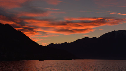 Fantastico tramonto sul lago, con nuvole rosse © fotonaturali