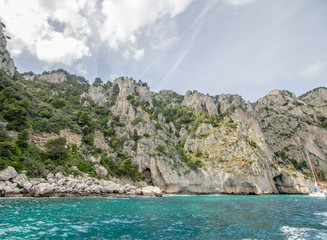 Bei einer Umrundung der Insel Capri mit einem Boot eröffnen sich die schönsten Perspektiven auf die Insel. Die bekanntesten Attraktionen der Insel sind die Grotten und die Felsenformationen.
