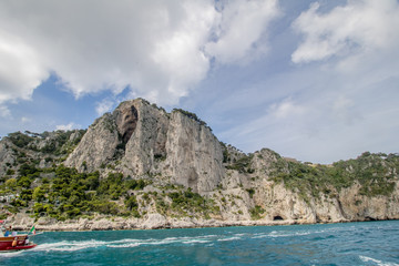 Bei einer Umrundung der Insel Capri mit einem Boot eröffnen sich die schönsten Perspektiven auf...