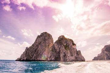 Bei einer Umrundung der Insel Capri mit einem Boot eröffnen sich die schönsten Perspektiven auf...