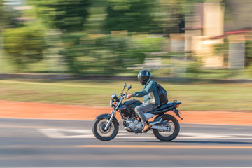 Fototapeta na wymiar Panning motocicleta em alta velocidade