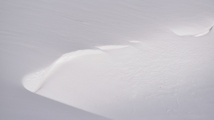 Prato con neve bianca soffice in alta montagna