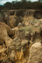 paisaje Falla geologica hundicion de YAY, desierto de arcilla y cactus