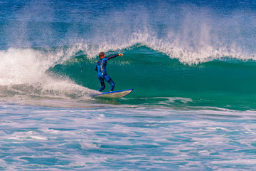 Surfen am Strand von La Pared, Fuerteventura, Spanien