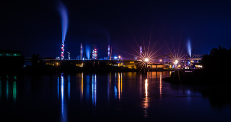 Fototapeta na wymiar Industrieanlage bei Nacht