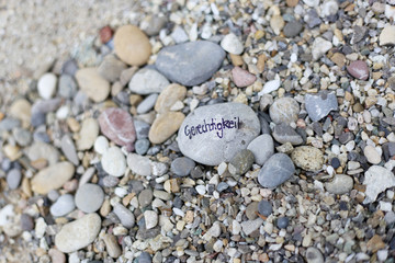 Gerechtigkeit auf Kieselstein geschrieben