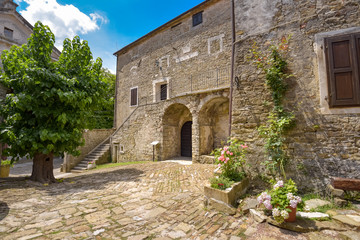 historisches Gemäuer im kroatischen Dorf Groznjan