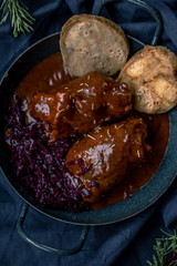Rouladen mit Serviettenknödel Rotkraut