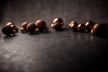 Verschiedene Christbaumkugeln vor dunklen Hintergrund