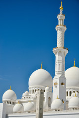 Fototapeta na wymiar White Mosque tower on a sunny day.