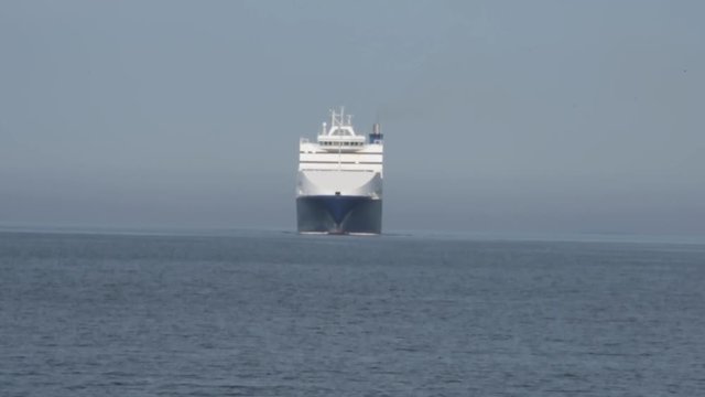 Vista del mare di Trieste con nave in arrivo dal molo