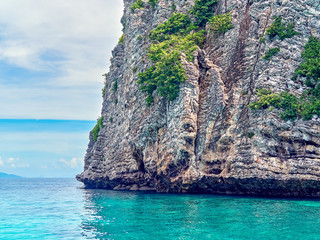Naklejka premium Beautiful view of one of the stone islands of the archipelago Koh Ha (Thailand).