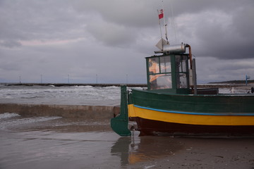 Fototapeta premium Polnische Fischkutter am Strand