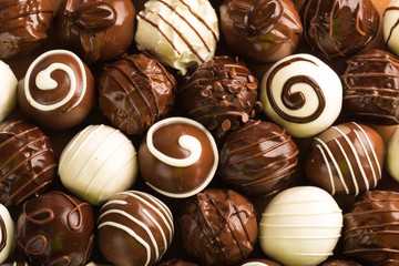 Dark, milk and white chocolate candies / pralines / truffles