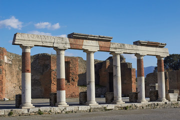 Obraz premium Arc with ruins around in ancient town of Pompei, Naples, Italy