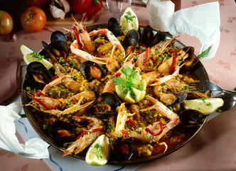 Paella de arroz con marisco. Mejillones, langostinos, cigalas